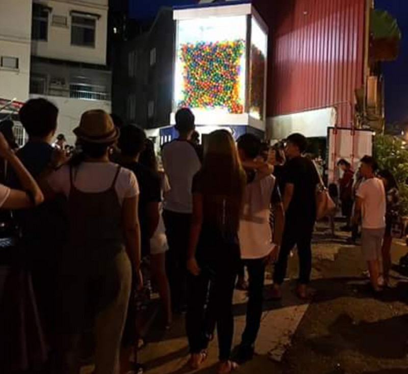台南市衛民街貨櫃市集上週末啟用巨型扭蛋機，吸引不少遊客排隊，也造成周邊交通堵塞。   圖:翻攝自網路