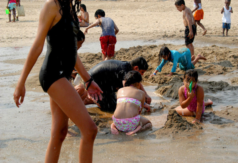 近日沙灘活動頻繁舉辦，看沙雕、聽音樂或泡海水消暑都是好選擇，但在沙灘卻是熱傷害最有可能出現的地方，曬到頭昏、噁心、大量流汗都是熱傷害帶來的身體警訊。   圖：Flickr提供