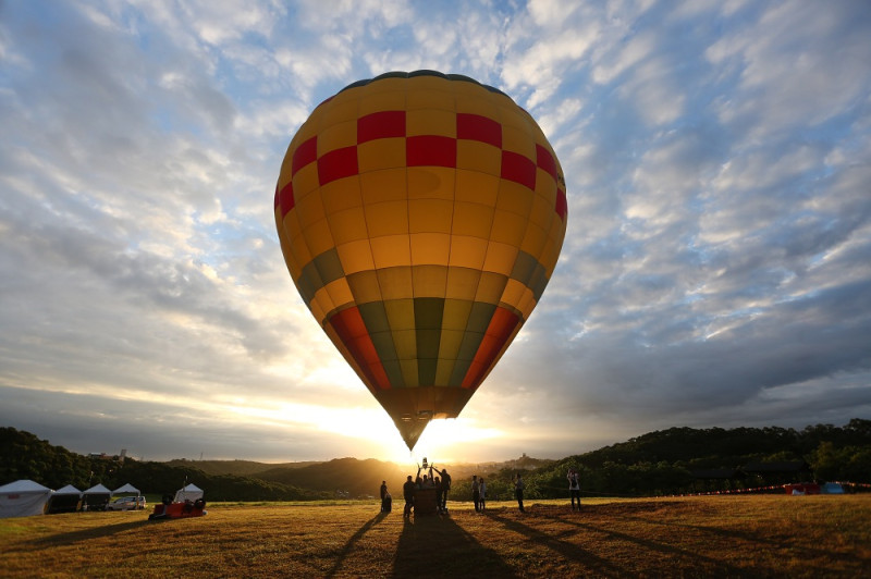 「青青草原熱氣球嘉年華」在7月29至7月30日兩天都有免費熱氣球可搭，活動期間凌晨開始都有熱氣球升空體驗。   圖：新頭殼資料照片