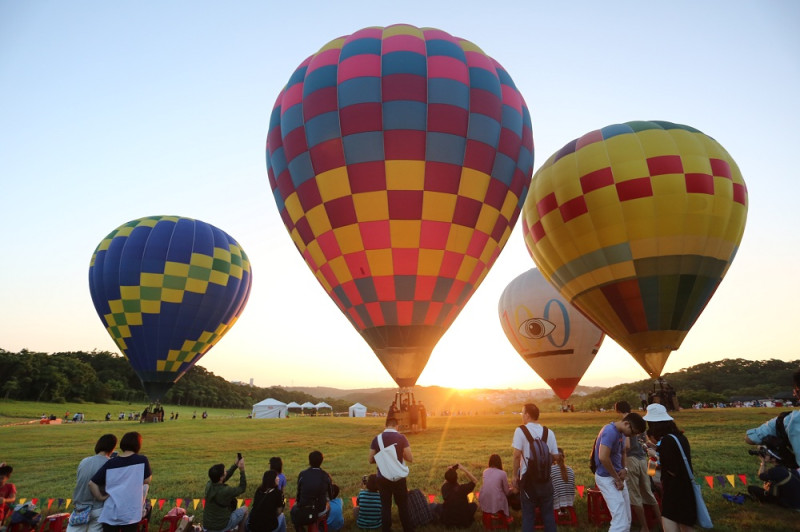 今年熱氣球增為4顆，新竹市邀請全台民眾至青青草原，搭乘全台唯一免費的熱氣球，俯瞰香山之美   圖：新竹市公關新聞科提供