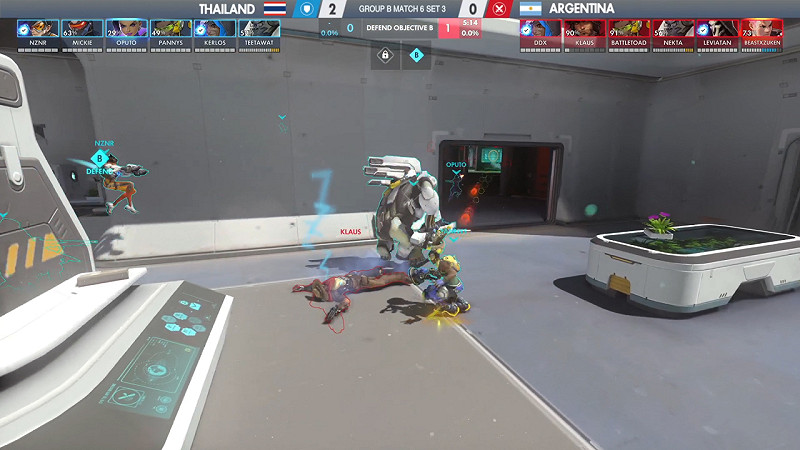 泰國隊圍在Klaus旁邊等他睡醒、再一次處決。   翻攝自鬥陣特攻官方twitch