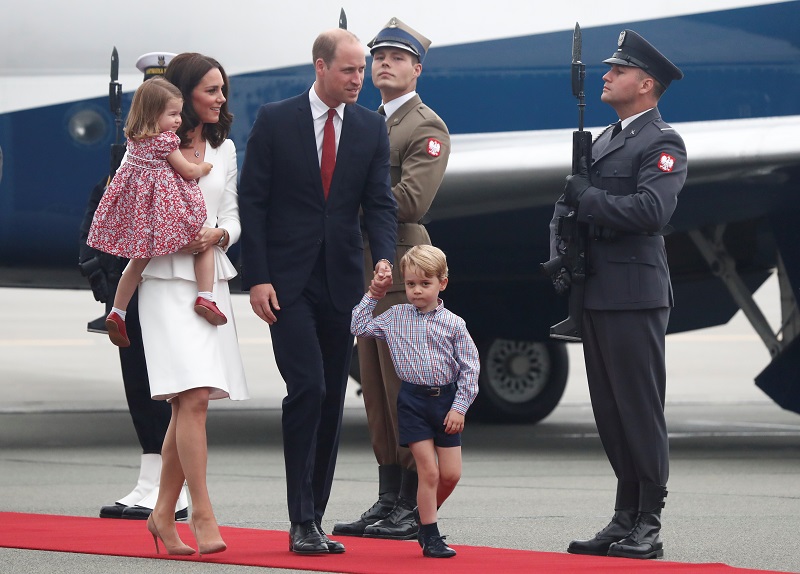 英國威廉王子與王妃凱特今（17）日展開為期5天的波蘭和德國之旅，喬治小王子和妹妹夏綠蒂也隨行。   圖：達志影像/路透社