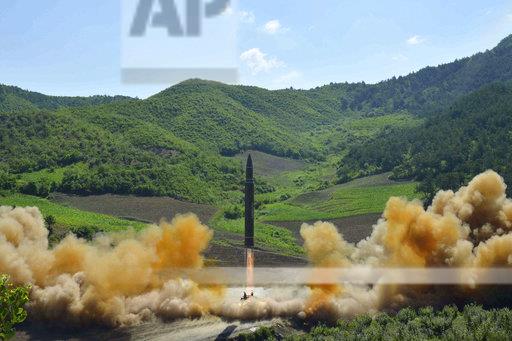 日本政府強調，應加強對北韓施壓，為對話而對話，毫無意義。圖為北韓發射的KN-14型(火星14號）洲際彈道導彈，射程可達美國阿拉斯加。   圖：達志影像／美聯社