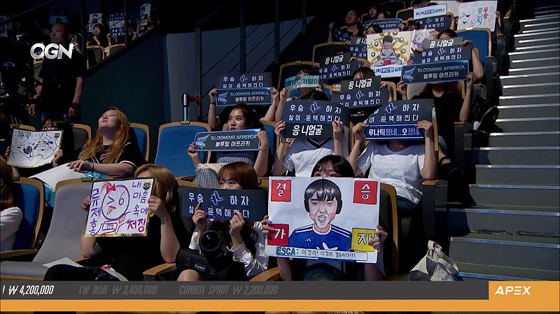 OGN舉辦的《鬥陣特攻》APEX聯賽中，前來加油的粉絲男女比來到了1:9，女粉絲數量之多令人驚嘆。   圖翻攝自OGN的twitch