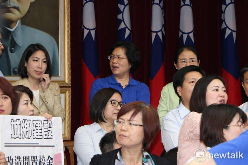 綠委幾乎都坐在主席台上觀看國民黨的「迷你委員會」。   圖：廖品瑄/攝