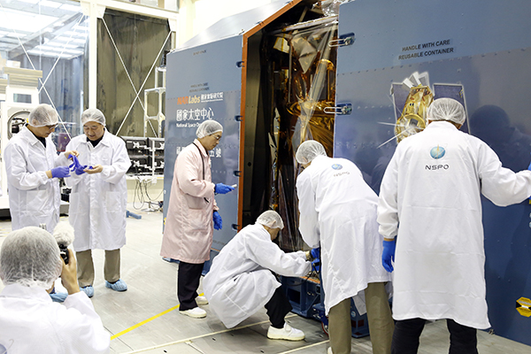工作人員檢查福衛五號的內部狀況，這顆衛星將會在今晚送往美國，並於8月25日射往太空。   圖：翻攝自國家太空中心