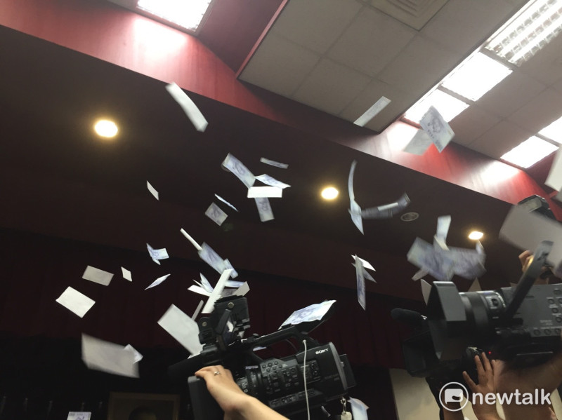 無數張紙鈔飄散在會議現場，隨後王榮璋宣布明天繼續處理提案，散會，今天會議在一片混亂與假鈔堆中落幕。   圖：廖品瑄/攝