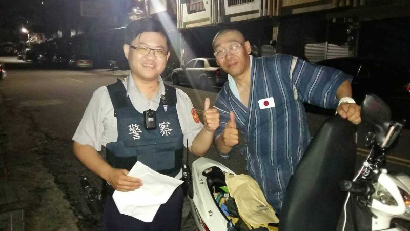 日本男子吉田到嘉義找網友迷途，警員高振偉以純熟的日語和吉田溝通，並帶他找到朋友。   圖：嘉義市政府/提供