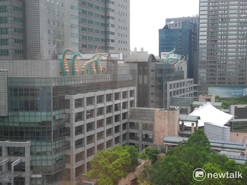 新北市府行政園區佈置成怪獸島，連章魚都爬上市政大樓。   圖：王峻昌／攝