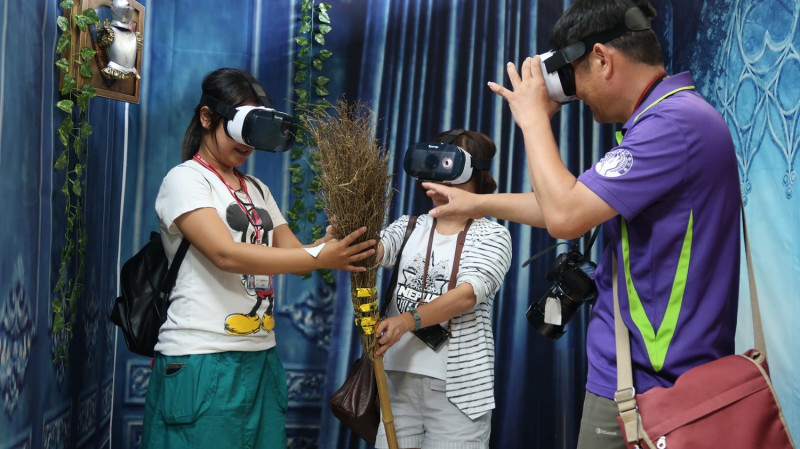 穿戴VR眼鏡的是「密室逃脫歷險記」之「霍格華茲」，要團體合作進入魔法學院中接受試煉，完成任務。   圖：屏東縣政府／提供