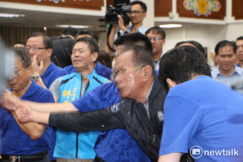 一陣激烈攻防中，國民黨立委陳超明臉頰中彈，被水球擊中。   圖：廖品瑄/攝