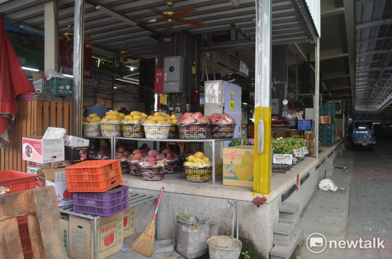 嘉義市果菜市場的攤商表示，水果賣相很重要。   圖：蔡坤龍 / 攝