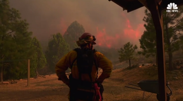 美國加州中部野火不斷延燒，焚燒面積迄今已達2萬5000英畝，5000居民被迫撤離家園。   圖：翻攝NBC  NEWS臉書