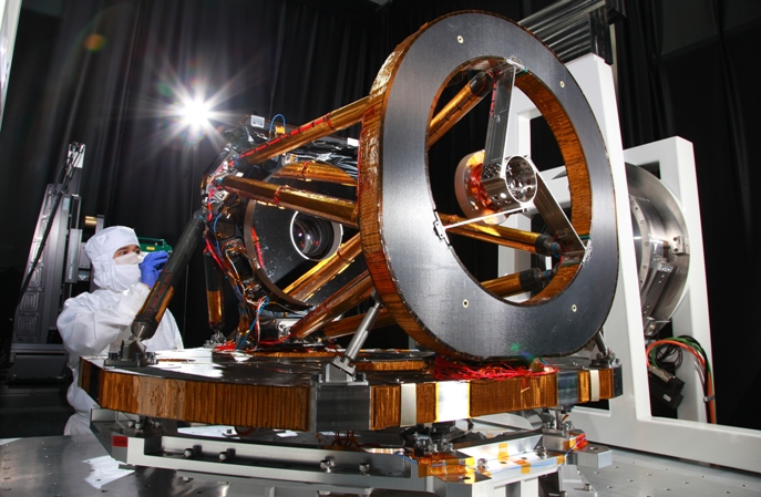 2015年05月12日福衛五號遙測取像儀正進行例行性結構檢查   圖:取自國研院