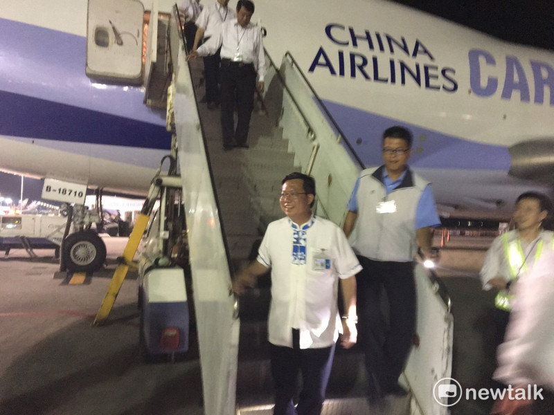 桃園市長鄭文燦剛參觀完波音747-400貨機內部設備走下飛機。   圖：鍾孟軒/攝