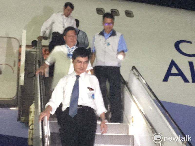科技部長陳良基參觀完貨機內部走下飛機。   圖：鍾孟軒/攝