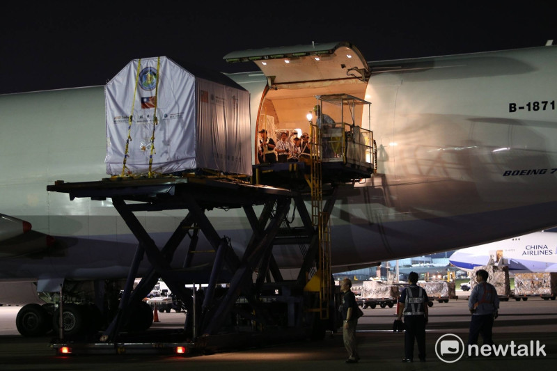 桃園機場地勤人員正進行福衛五號，升載進中華航空波音747-400貨機內。   圖：陳奕/攝