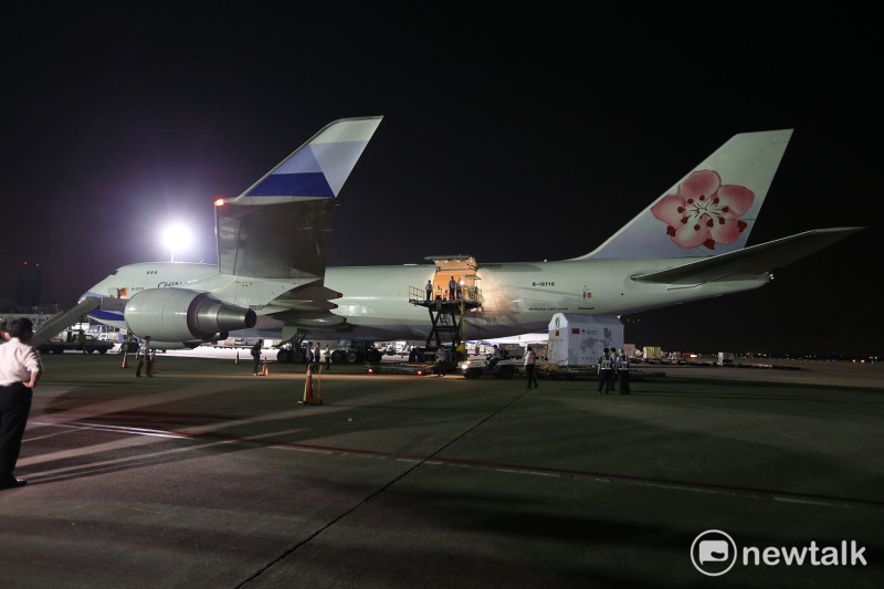 福衛五號從華儲倉庫運抵停機坪波音747-400貨機前，正在等待機組人員準備運送上機。   圖：陳奕/攝