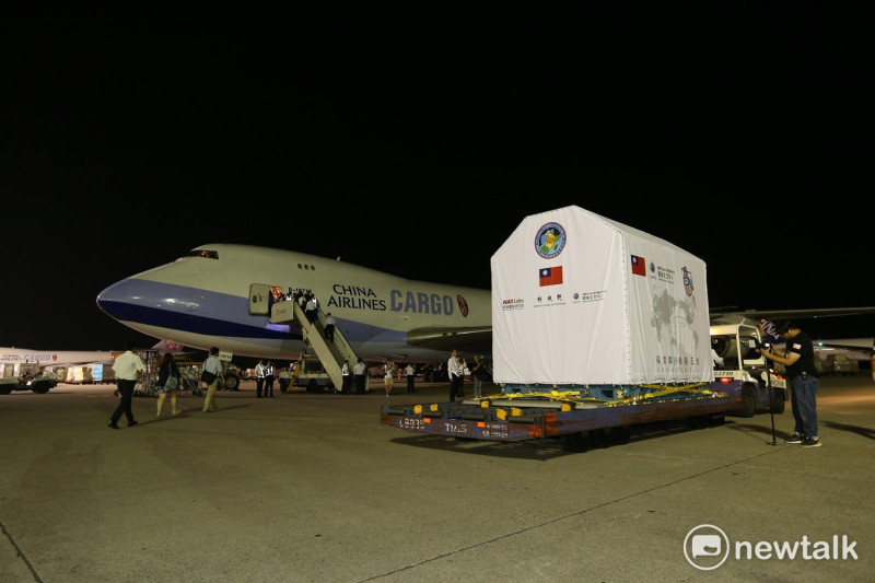 福衛五號從華儲倉庫運抵停機坪在波音747-400貨機前，正在等待機組人員準備運送上機。   圖：陳奕/攝