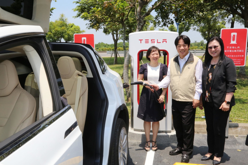 賴清德參加電動車業者特斯拉在台南奇美博物館的超級充電站啟用典禮。   圖 : 黃博郎/攝