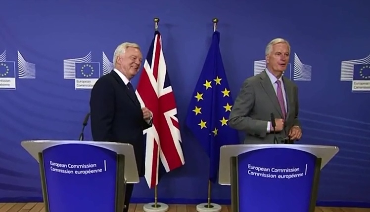 英國脫歐大臣戴維斯（左）與歐盟談判代表巴尼耶（右）結束第2輪脫歐談判，20日共同召開記者會對外說明。   圖：翻攝Daily Mail網站
