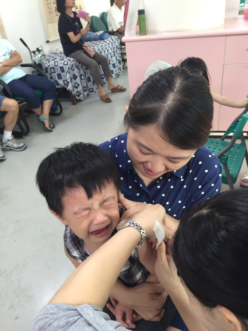 為了保護孩子們的安全，琉球新報報導，預防麻疹疫情擴大，包括南城市、八重瀨町等地預計舉行的活動都取消。(圖為小朋友施打疫苗照)   圖：新頭殼資料照片