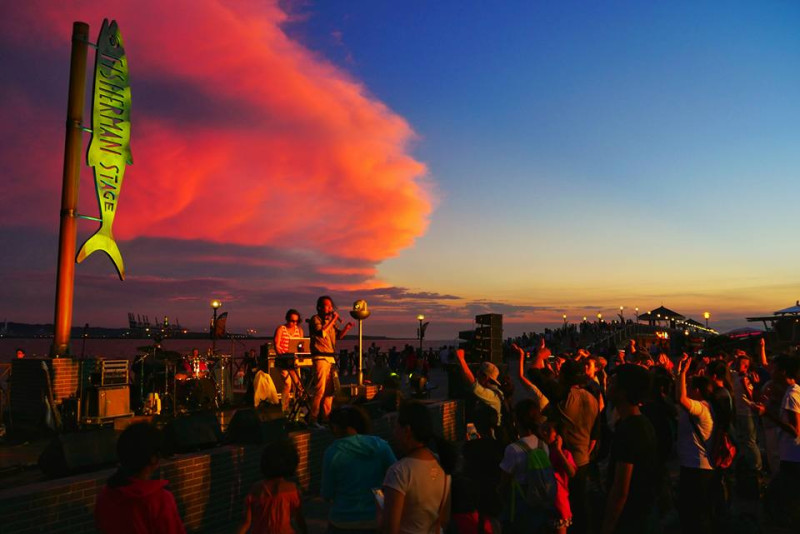 淡水漁人碼頭音樂季系列活動進行到第三波，明(7/22)日推出第三週的英式搖滾日。   圖：新北市觀光旅遊局提供