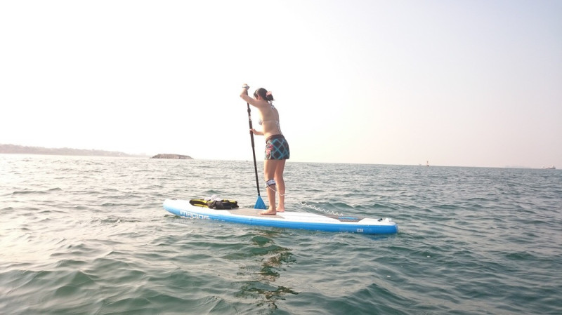 SUP立式划槳是目前歐美最夯的水上運動。   圖：高雄市觀光旅遊局提供