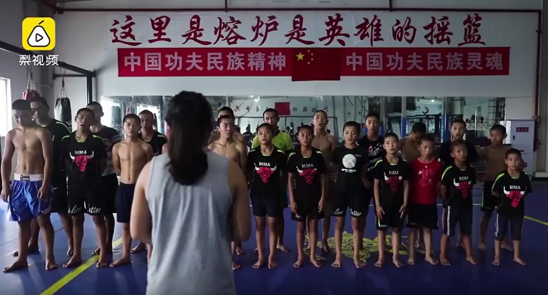 位於中國成都的「恩波格鬥俱樂部」，先後收養了400多位孤兒，並訓練他們成為拳擊手。   圖：翻攝梨視頻
