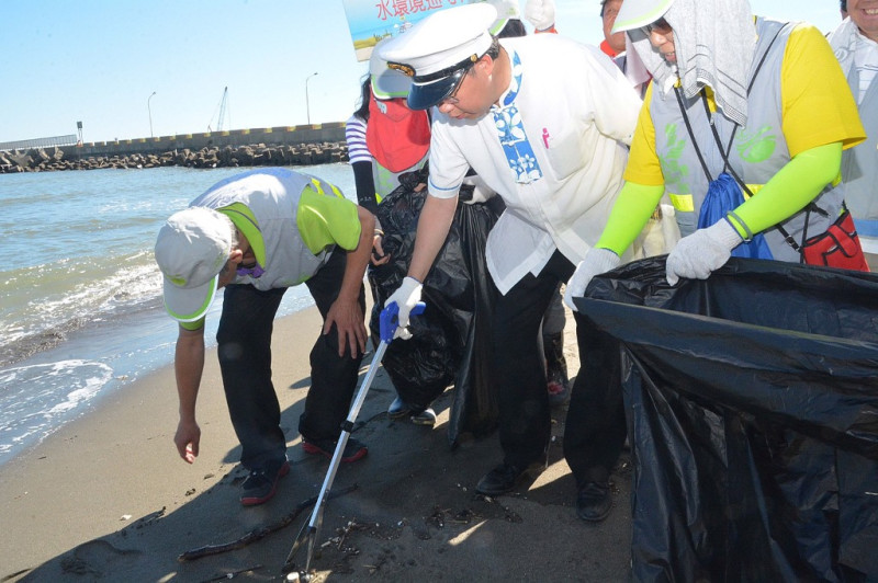 海洋垃圾清除總動員，鄭文燦今 (22) 日出席活動表示，保護46公里海岸線，讓市民朋友親近海洋。   圖：桃園市政府/提供