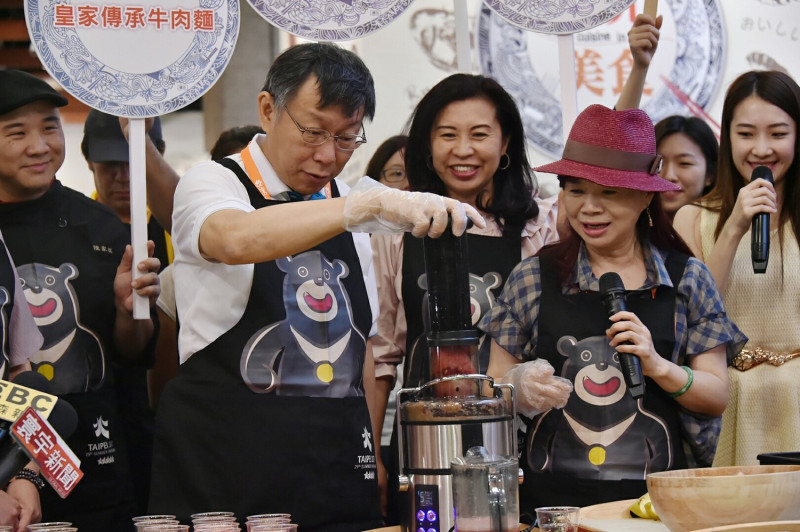 台北市長柯文哲出席2017台灣美食展，開幕當天親手榨果汁為活動宣傳。   圖：台北市政府提供