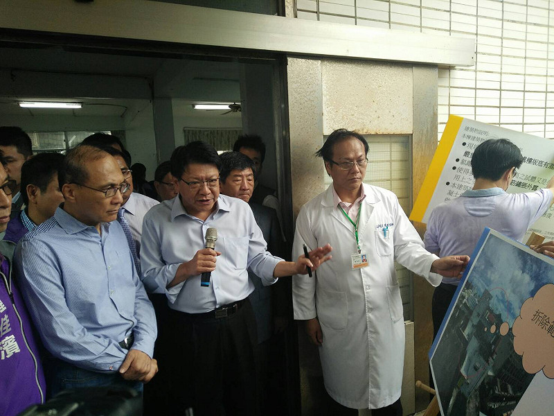 行政院長林全今 (22) 日上午在屏東縣長潘孟安陪同下前往恆春旅遊醫院視察，潘孟安希望中央補助改建恆春旅遊醫院，提升醫療設備品質及挽留醫護人力，獲得林全院長允諾補助2.79億元。   圖 : 屏東縣政府/提供