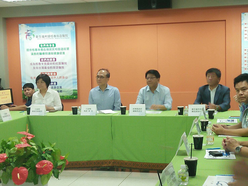 行政院長林全今 (22) 日上午在屏東縣長潘孟安陪同下前往恆春旅遊醫院視察，潘孟安希望中央補助改建恆春旅遊醫院，提升醫療設備品質及挽留醫護人力，獲得林全院長允諾補助2.79億元。   圖 : 屏東縣政府/提供