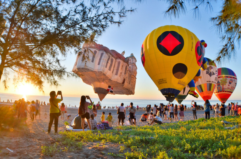 台東鹿野高台舉辦的「2017台灣國際熱氣球嘉年華」已邁入第七年，累積超過百萬人次的熱氣球迷前來共襄盛舉。   圖：翻攝自台灣國際熱氣球嘉年華網頁