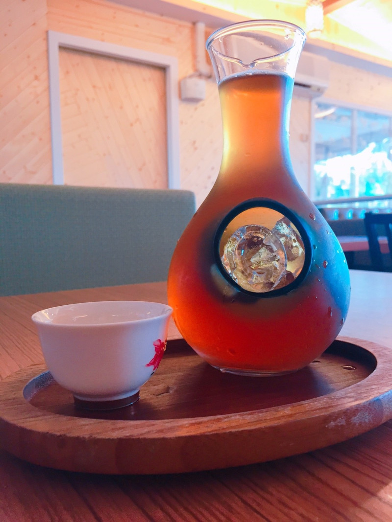 冷泡茶這幾年逐漸搶占市場，尤其台灣夏季悶熱潮濕，來一杯清涼冷泡茶，瞬間暑氣全消。   圖：丘秝榕攝