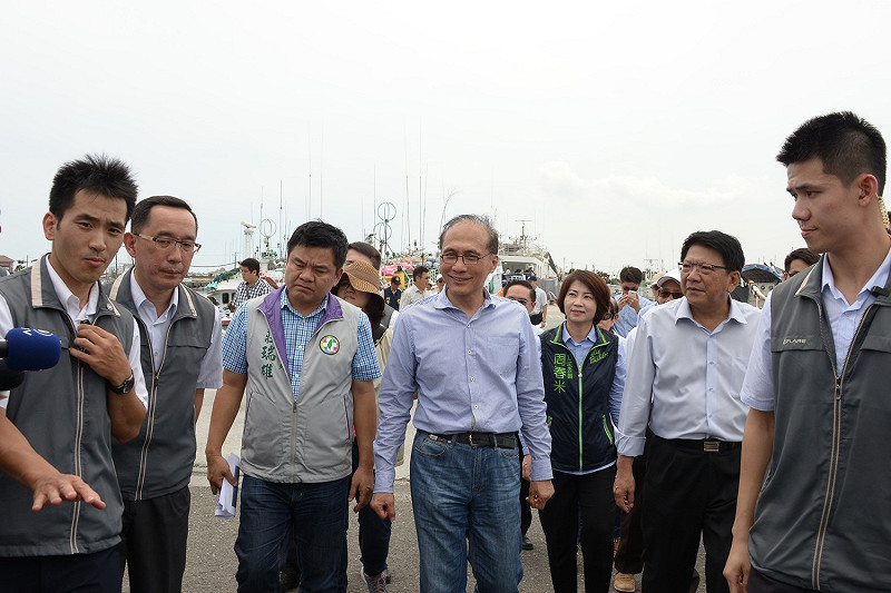 行政院長林全今（22）日前往屏東東港鹽埔漁港視察，了解觀光鐵道及漁港建設客貨運碼頭相關規劃。   圖 : 行政院/提供