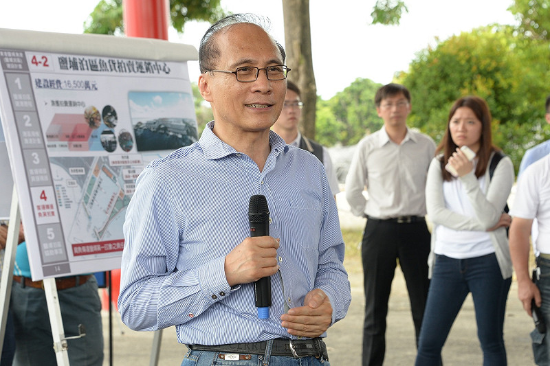 行政院長林全今（22）日前往屏東東港鹽埔漁港視察，了解觀光鐵道及漁港建設客貨運碼頭相關規劃。   圖 : 行政院/提供
