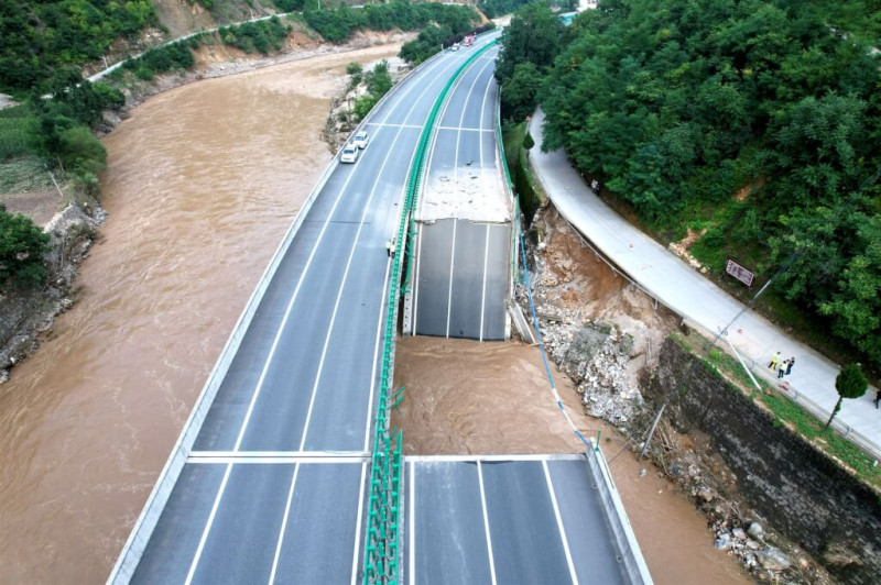 中國陝西省一座高速公路橋梁19日垮塌導致25輛車墜河、已知12人遇難，仍有31人失蹤。   圖：翻攝中新社