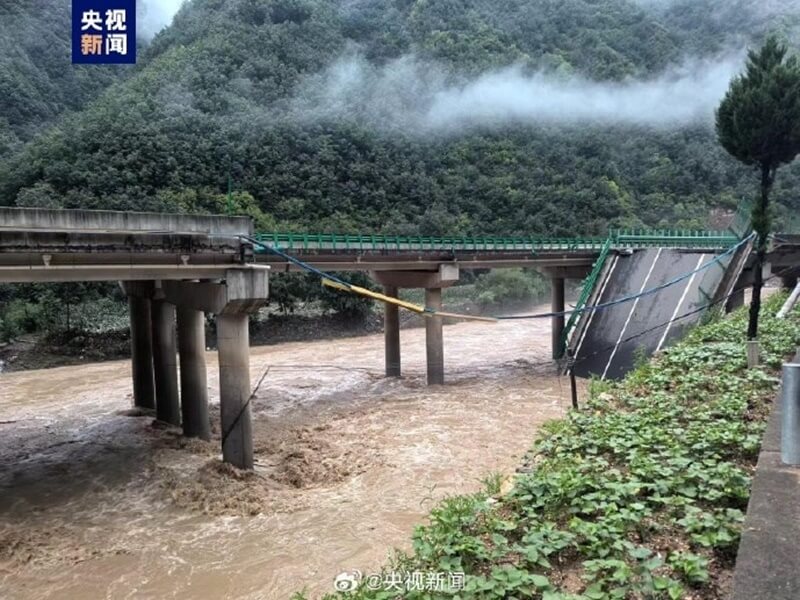 中國陝西省一座高速公路橋梁19日垮塌導致25輛車墜河、已知12人遇難，仍有31人失蹤。   圖：翻攝央視新聞微博