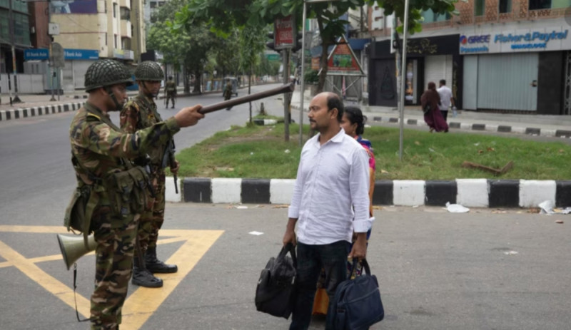 孟加拉政府宣布宵禁 軍人要求夫婦返家   圖:翻攝自X 窪地老劉