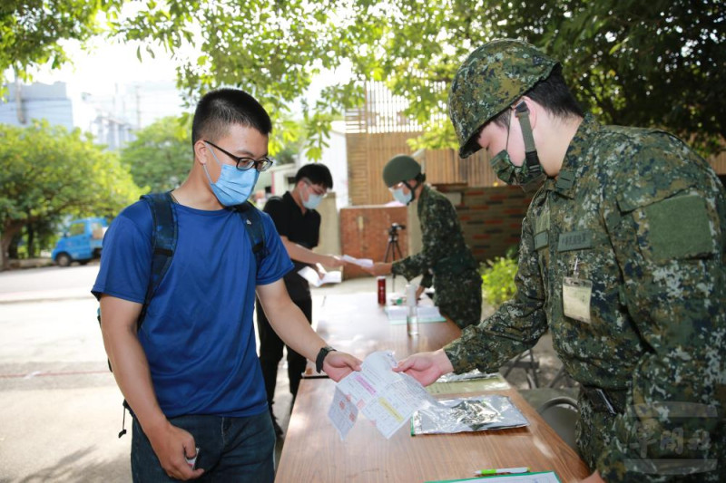 陸軍步兵109旅步四營在此次漢光40號演習執行「同心演習」動員，自13日起教召後備軍人進行演訓，預定於26日演習結束後解除召集。   圖：軍聞社網站提供。