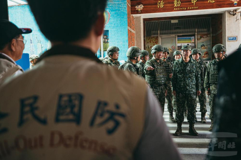 國防部長顧立雄親赴桃園視察教召報到動線。   圖：軍聞社提供。