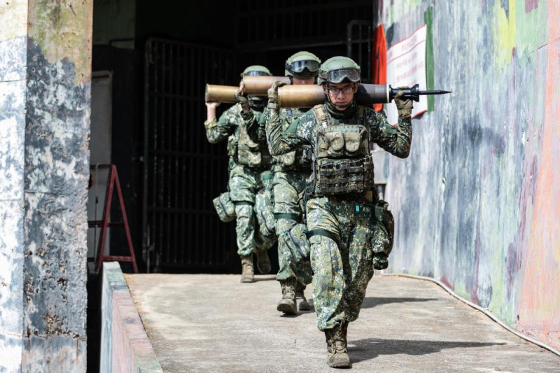 戰車連官兵協力進行戰備裝載。   圖：軍聞社提供。