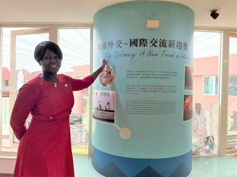 Rosine Pema Sanga也參觀了市府的國際廊道，對市府精心陳列台南市國際城市交流的軌跡大表稱讚，當看到紐奧良的介紹看板以及締盟紀念照片時，她更興奮地與之合影，表示很感動台南如此珍視與紐奧良的情誼。   圖：台南市政府提供