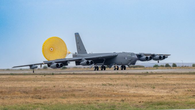 美國空軍可攜帶核彈的B-52轟炸機日前首次降落羅馬尼亞臨近黑海的空軍基地。   圖：翻攝US Air Force