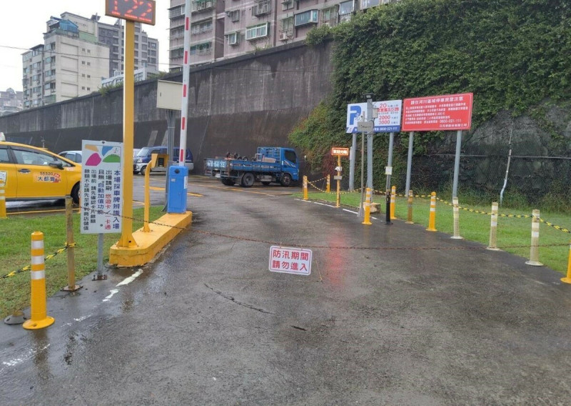 新北市各橫移門及越堤道於 21 時起管制只出不進，並於 22 時全部關閉。   圖：新北市政府／提供