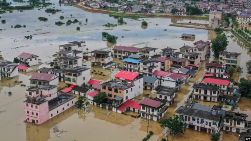 近期中國多地傳出淹水的災情，不少網友質疑「基建狂魔」的排水系統就是「豆腐渣工程」。   圖：翻攝自 @torontobigface X 帳號