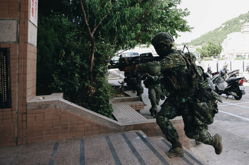 馬防部官兵迅速實施下車戰鬥，快速進入設施內執行搜索及限制空間戰鬥。   圖：軍聞社提供/青年日報記者袁銘駿攝