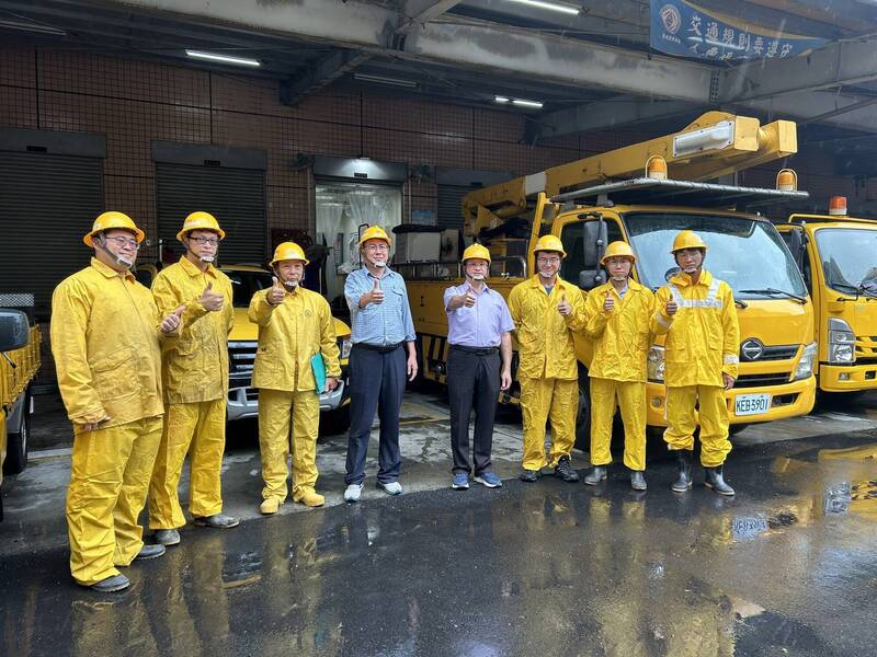 台電嘉義區營業處動員超過 157 名工程人員，同時調度 90 輛工程車，展開修復作業。   圖：台電嘉義區營業處 提供