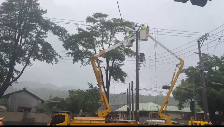 台電高雄區處派員查修停電情形。   圖：台電高雄區處／提供